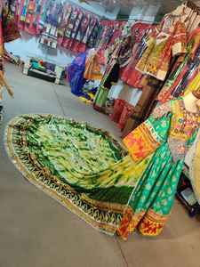 Robe afghane Kuchi vintage à perles faites à la main de WS International pour filles, en tissu de lin, de coton et de soie, avec manches longues et broderies - Product Image 3