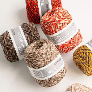 Fil à tricoter YARNA en laine d'agneau fine (45g) – Laine raffinée et élégante, légère comme une plume, toucher soyeux, sensation cachemire, pour tissage et artisanat. - Product Image 3