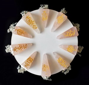 Quartz rose sculpté cristal spirituel pendule pierre naturelle pierre précieuse Reiki méditation radiesthésie cône symbole de guérison Souvenirs - Product Image 3
