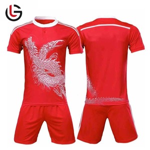 Ensemble de maillots de football avancés, tissu 100% polyester respirant, anti-transpiration, imperméable, séchage rapide, col en V, nom d'équipe personnalisé - Product Image 1