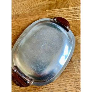 En vente Plateau en acier inoxydable vintage Mid Century Modern Retro Metal Tray avec manche en bois Pièce authentique - Product Image 3
