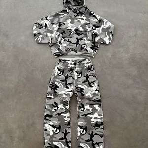 Pantalones Cargo de estilo callejero personalizados para hombre, chándal de caza al aire libre estilo todoterreno emparejado, conjunto de Sudadera con capucha y cremallera de camuflaje con diamantes de imitación - Product Image 1