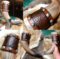 Corne à Mead Viking Rustique Traditionnelle Faite à la Main en Corne de Buffle/Bœuf Polie Naturelle Artisanale Durable 100-750ml avec Support en Cuir Gravé