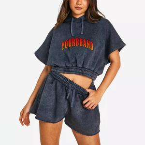 Ensemble de survêtement deux pièces pour femme, style OEM, comprenant un short de sport délavé et un sweat à capuche à épaules tombantes, idéal pour le sport et le jogging. - Product Image 5