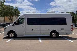 Magnifique Mercedes-Benz Sprinter 3500 Weekender 170 de 2015, conversion en camping-car, Turbodiesel V6, transmission automatique - Product Image 6