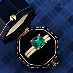 Juego de anillos de novia de 2 piezas de diseño británico-Anillo de compromiso de Esmeralda cultivado en laboratorio con corte de cojín emparejado con banda apilable en plata 925 - Product Image 3