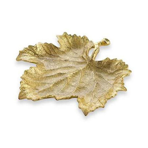 Plateau de service élégant en métal plaqué or décor de ferme plateau de fête de mariage en forme de feuille ou plateau de service de nourriture - Product Image 1