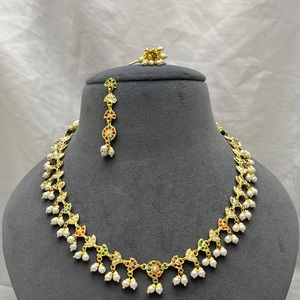 Exquis Jadau Gold Finish Collier de qualité supérieure avec boucles d'oreilles pour femmes Bijoux de créateurs pour la collection de vêtements de mariage - Product Image 1