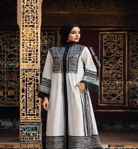 Robe lilas élégante avec des applications en dentelle argentée sur les manches larges et la jupe inférieure pour un look doux et royal. - Product Image 6