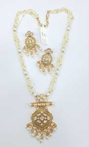 Collier pendentif Kundan de qualité supérieure avec pierres vertes et boucles d'oreilles Bijoux élégants pour femmes pour des fonctions culturelles et festives - Product Image 4