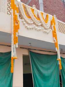 Bandarwar de Tela Amarilla y Blanca del Sur de la India con Loto de Madera de Sola para Colgar en la Puerta del Templo, Mangalasnanam, Decoración del Hogar - Product Image 3