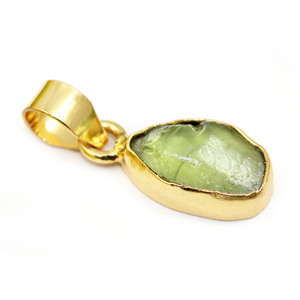 Piedra curativa de peridoto en bruto Natural moderna 13-16MM 18K chapado en oro Collet ajuste colgantes joyería para mujeres al por mayor a granel - Product Image 1