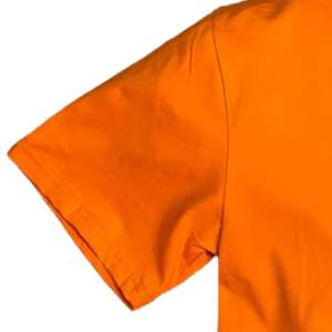 T-shirt graphique orange pour hommes et femmes, imprimé texte Bold Studio, coton orange, streetwear créatif - Product Image 5