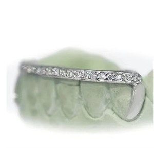 Bijoux de dents de Moissanite Grillz personnalisé en diamant de luxe à forte demande pour les artistes Hip Hop Fans de mode Fourniture en gros disponible - Product Image 3