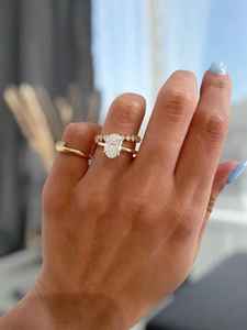 Ensemble de deux bagues courbées avec diamant ovale de laboratoire de qualité supérieure, or massif 14 carats, bijoux élégants unisexes pour cadeau - Product Image 2