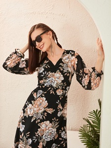 Robe Anarkali festive unique en soie de luxe avec de riches motifs dorés, accessible à un prix raisonnable - Product Image 6