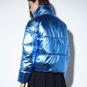 เสื้อแจ็คเก็ตพัฟเฟอร์ครอปผู้หญิงแฟชั่นฤดูหนาวสไตล์ Y2K เงา หนา มีโลโก้แบบกำหนดเอง กระเป๋าเย็บติด งานถักปัก OEM - Product Image 6