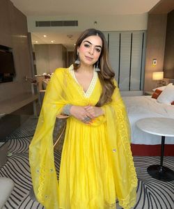 Vêtements de fête indiens mariage mariée Lehenga Choli pour les femmes en une pièce Lavener avec velours broderie Chunni - Product Image 6