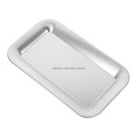 Plateau de service décoratif haut de gamme en blanc élégant de forme rectangulaire avec une finition lisse, idéal pour la décoration intérieure moderne et la salle à manger