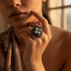 Anillo de Mujer con Topacio Azul y Diamantes Negros, Corte Ovalado en Oro Amarillo, Chapado en Rodio - Product Image 3