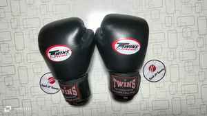 Guantes de Boxeo Twins Negros para Kickboxing y Muay Thai, Guantes de Boxeo de Piel Genuina para Sparring, Guantes de Boxeo Twins Profesionales Personalizados - Product Image 6
