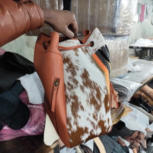 Couverture de selle en cuir de vachette de l'ouest sac seau design bohème sac seau usiné main floral sac fourre-tout de fabricant indien en gros - Product Image 2