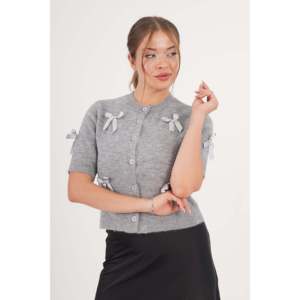 Cárdigan de Punto Gris de Manga Corta para Mujer al por Mayor con Lazo Elegante y Detalle de Cinta para Uso Diario - Product Image 3