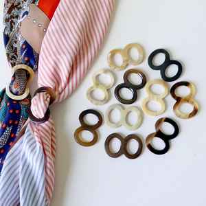 Anillo para Bufanda de Cuerno de Búfalo Natural Hecho a Mano de Lujo, Rectangular con Esquinas Redondeadas, de HWC - Product Image 1