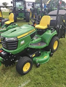 Tractor Cortacésped John Deere Usado en Buen Estado, Listo para Enviar, con Garantía, Compre un Cortacésped Industrial de 2 Tiempos y 24V - Product Image 1