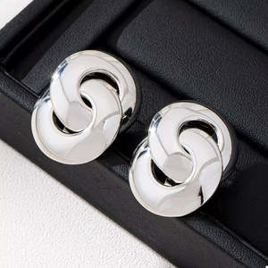 Orecchini a perno massicci con nodo dorato, design trendy e vintage, perfetti per feste, con perle geometriche e lega di zinco - Product Image 4