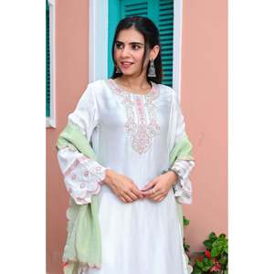 Ensemble Kurta en mousseline brodée de fleurs blanches et roses pour femmes, avec pantalon et dupatta - Product Image 6
