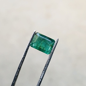 Piedra preciosa Esmeralda verde hecha a mano para joyería astrológica Cristal natural con forma ovalada y cojín Producto a granel - Product Image 1