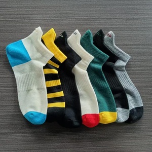 Personalizado clásico Atlético cojín algodón transpirable hombres entrenamiento tripulación poliéster calcetines fabricación deportivo transpirable calcetines deportivos - Product Image 2