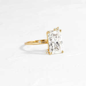 Elegante anillo de bodas de racimo de moissanita de corte radiante para mujer - Product Image 2