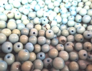 Perles d'açai bleu clair faites à la main – Perles artisanales écologiques pour colliers, bracelets et boucles d'oreilles - Product Image 1