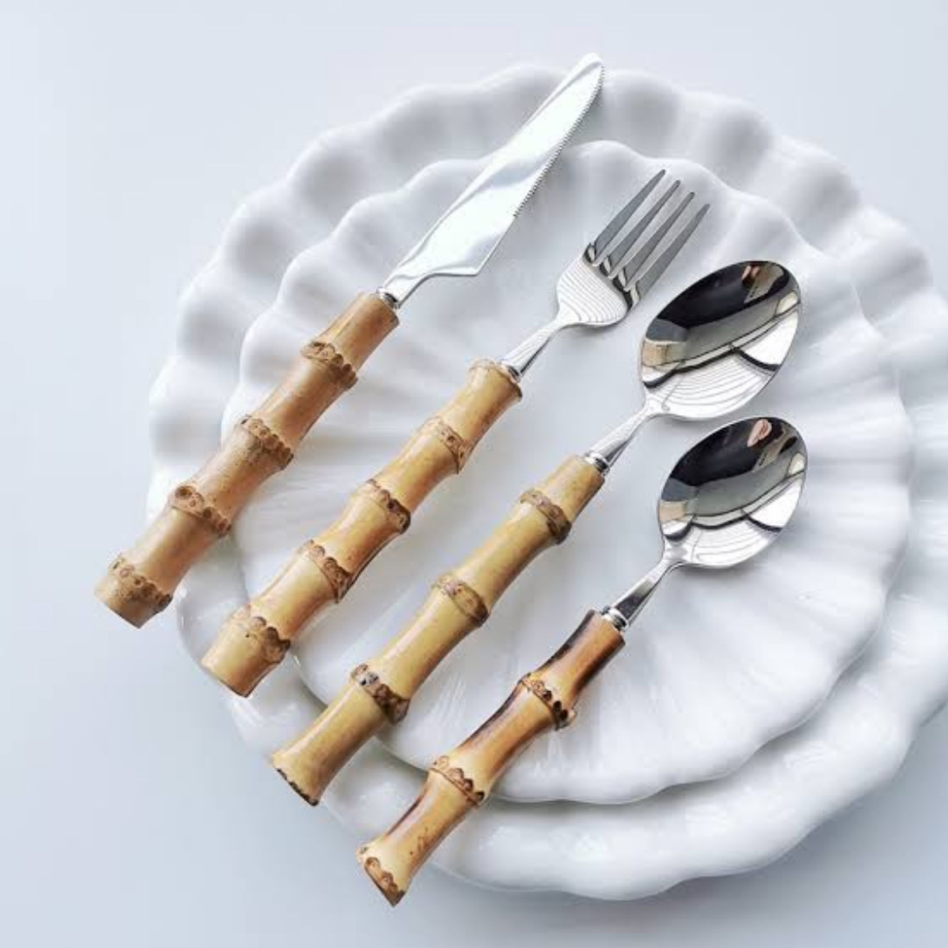 สีเงินและสีน้ำตาล