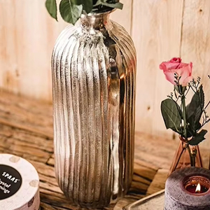 แจกันโลหะตกแต่งสีทองพร้อมดีไซน์ลายเส้นสลักเหมาะสำหรับการตกแต่งภายในสไตล์ร่วมสมัยและของวางกลางโต๊ะ - Product Image 1