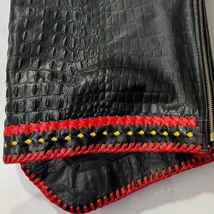 เสื้อกั๊กหนังลายจระเข้สีดำสำหรับนักขี่มอเตอร์ไซค์ พร้อมขอบถักสีแดงเหลือง ซิปด้านหน้าและกระเป๋า - Product Image 4