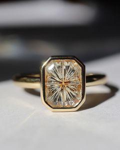 Anillo de Compromiso con Diamante Azul Real Corte Princesa, Diamante Cultivado en Laboratorio, Oro de 18K, Certificado IGI - Product Image 3