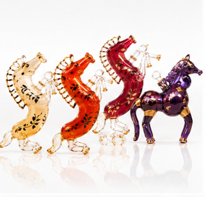 Flacon de parfum égyptien en verre en forme de cheval, peint à la main, récipient décoratif pour fragrance équine - Product Image 1
