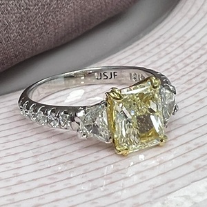 Anillo de compromiso de diamante de corte radiante certificado GIA, 2,26 Ctw pasado presente futuro anillo 3 piedra anillo de diamante amarillo oro blanco 18K - Product Image 2