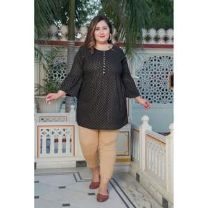 Pantalones cortos Kurti de mujer de talla grande de rayón negro con estampado floral cortos de talla grande - Product Image 3