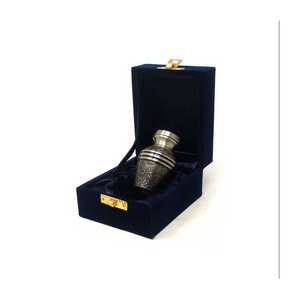 Urne de cendres faite à la main de nouvelle conception pour les accessoires funéraires humains Fabricant et exportateur d'urne en métal avec qualité d'exportation - Product Image 1