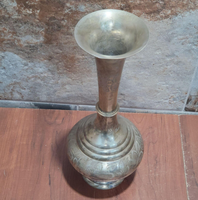 Vas Bunga Logam Warna Perak Gaya Antik dengan Pola Daun Bunga Terukir Tangan, Wadah Logam Dekoratif untuk Dekorasi Rumah Modern