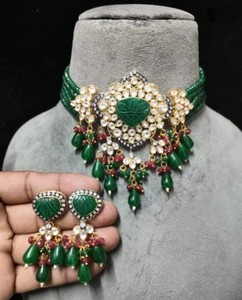 Ensemble de collier et de boucles d'oreilles en or plaqué Polki Kundan à la mode, bijoux en laiton élégants pour les mariages, les anniversaires, les fêtes et les célébrations - Product Image 4
