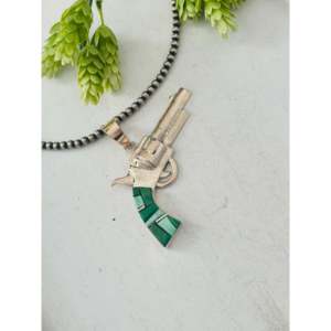 Pendentif pistolet multi-pierres et argent sterling de Bobby Mannelito avec serti clos et motif numéroté, fabrication indienne - Product Image 2