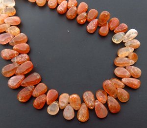 ลูกปัดพลอยซันสโตนสีส้มประกายรุ้ง ขนาด 7-10 มม. ความยาว 9 นิ้ว ลูกปัดพลอยซันสโตนแอฟริกาทรงลูกแพร์ ขัดเงาเรียบ สำหรับทำเครื่องประดับ - Product Image 3