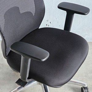 Chaise ergonomique pivotante Herc21, design minimaliste, appuie-tête réglable, dossier en maille, base en aluminium, mousse/tissu pour la maison et le bureau - Product Image 5