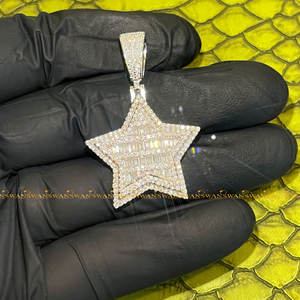 Voici ce pendentif étoile entièrement clouté de diamants moissanite ronds et taille baguette en argent sterling 925 - Product Image 3