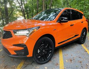 SUV compact de luxe sportif d'occasion 2023, modèle performant turbocompressé avec jantes en alliage noir et intérieur haut de gamme - Product Image 1